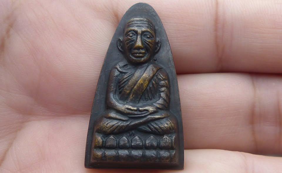 หลวงปู่ทวดพิมพ์ใหญ่หลังหนังสือ