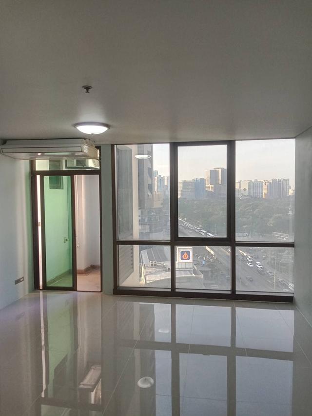 ขาย/ให้เช่าคอนโด ลุมพินี พาร์ควิว กรุงเทพ 40 ตรม. ติดMRTสวนลุม ตรงข้าม ONE BANGKOK ราคา 6.7ลบ. ค่าเช่า 18,000บ. ต่อเดือน โทร.line.0818124707 4