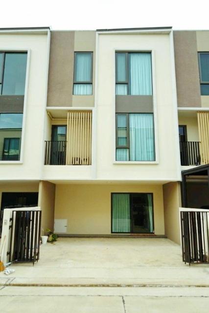 เฟอร์นิเจอร์ครบ 3นอน MRT ศรีแบริ่ง 2.4 กม.ให้เช่าทาวน์เฮ้าส์ 3 ชั้น 20 ตร.ว. 240 ตร.ม.4 น้ำ 1