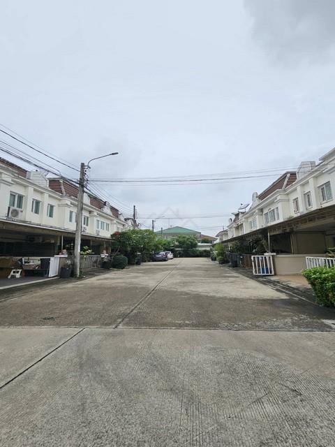 ขายทาวน์โฮม 2 ชั้นหลังมุม 40 ตรว. หมู่บ้าน ดิ เอ็กซ์คลูซีฟ The Exclusive นวลจันทร์ 56 ทำเลดี เดินทางสะดวก ใกล้ทางด่วน 7