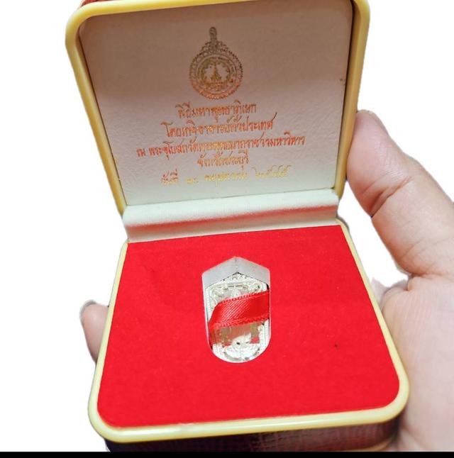 เหรียญพระพุทธลีลา หลังรอยพระพุทธบาท เนื้อเงิน ปี 2545 พร้อมกล่อง สวยมาก