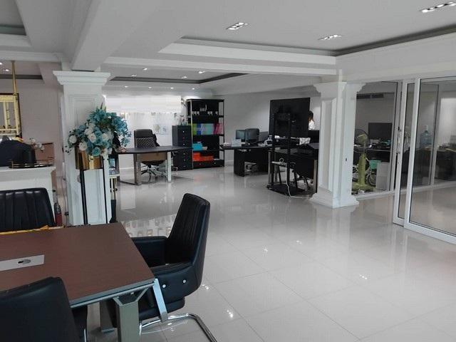 ให้เช่า อาคาร โชว์รูม สำนักงาน 4 ชั้น ริมถนนประดิษฐ์มนูธรรม เลียบด่วนเอกมัย-รามอินทรา 7