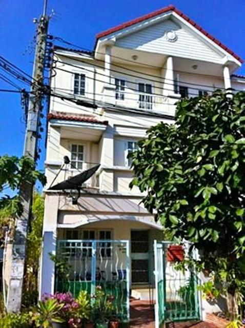 ถูกที่สุดในโลก ซีคอนสแควร์ ศรีนครินทร์ MRT สวนหลวง ร.9 1.2 กม.ทาวน์เฮาส์ 3 ชั้นสภาพดี หัวมุม 22 ตร.วา. 254 ตร.ม. พร้อมเฟ 2