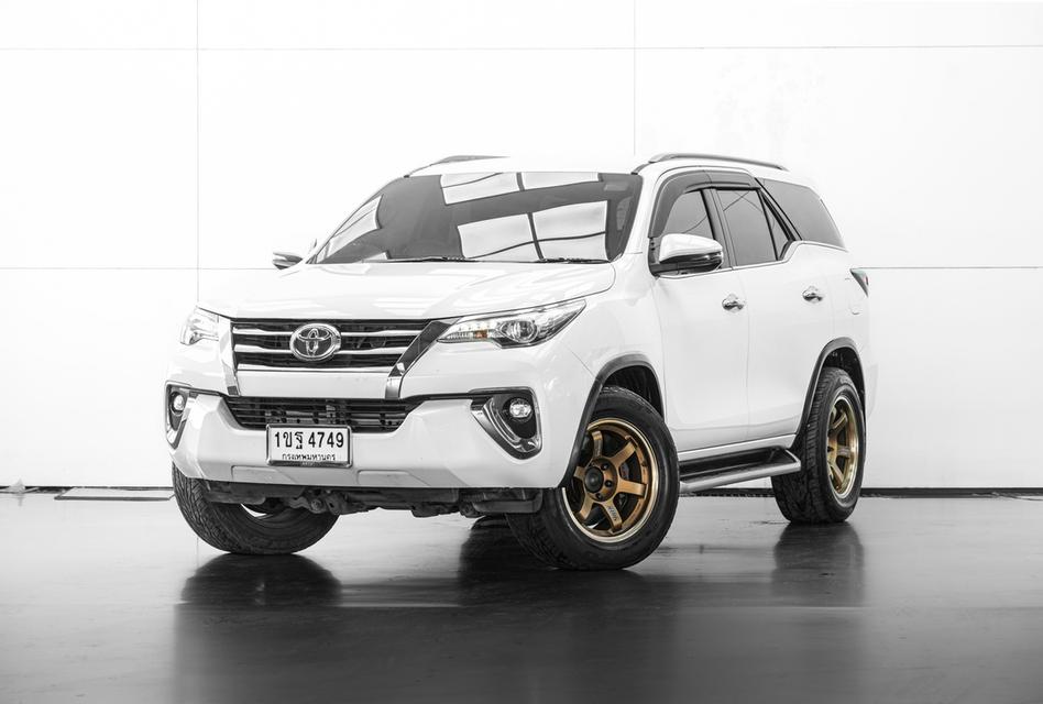 2018 TOYOTA FORTUNER 2.4 V 4WD SUV สีขาว ไมล์ 181334 กม.