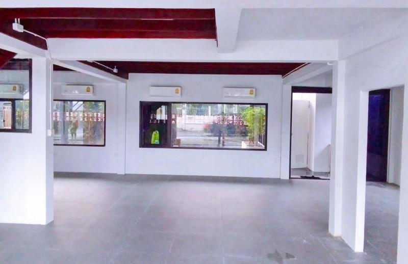 จอดรถได้ 12 คัน MRT โชคชัย4 1.86 กม. MRT สุทธิสาร 2.45กม. ให้เช่าอาคารสำนักงาน 2 ชั้น ย่านรัชดา ลาดพร้าว 4นอน 100ตร.ว. 5 8