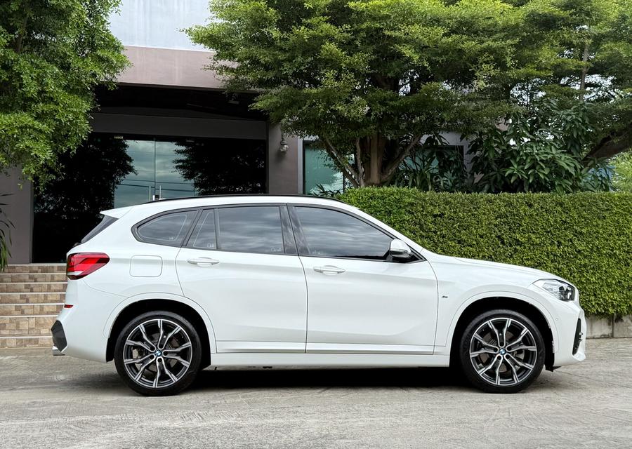2022 BMW X1 20D MSPORT รถมือเดียวออกป้ายแดง รถวิ่งน้อย ไม่เคยมีอุบัติเหตุ วารันตีศูนย์ยังเหลืออีกนานครับ 2
