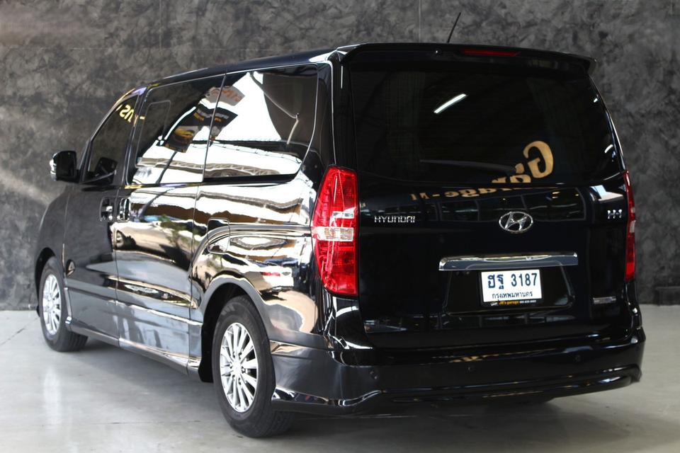 รหัสรถ JRS3187 🚐✨ HYUNDAI H-1 ปี 2017 สีดำสุดหรู สภาพพร้อมใช้ รูปที่ 6