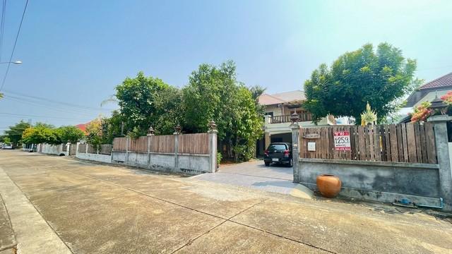 ขายบ้านหรูสไตล์คลาสสิกหลังใหญ่ มบ.มณียา 3 ท่าอิฐ 125.9 ตร.วา ตกแต่งด้วยไม่สัก-ไม้ประดู่ พร้อมสวนร่มรื่นและความเงียบสงบเป 2