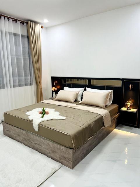 ตตลาดทุ่งเศรษฐี 800 ม. ประเวศ 62ตรว. 242ตรม ลาดนัมเบอร์วัน รามคำแหง 2 300 ม. บ้านขนาดใหญ่ นอกหมู่บ้าน ให้เช่า BTSบางนา 3 6