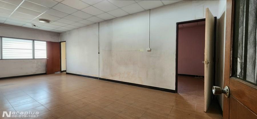 69030200 : ขายทาวน์เฮ้าส์ 2 ชั้นหลังมุม 2 หลังติด พร้อมต่อเติมหน้าบ้าน เนื้อที่หลังละ 15 ตารางวา รวม 30 ตารางวา ถนนเอกชัย 30 จอมทอง กรุงเทพฯ ทำเลดี เด 15