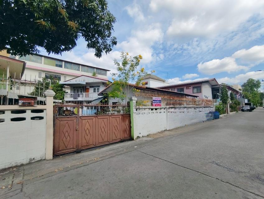 ที่ดินพร้อมบ้าน ซอยเสรีไทย 17 ใกล้สถานีตำรวจนครบาลบึงกุ่ม ถนนเสรีไทย แขวงคลองกุ่ม เขตบางกะปิ กรุงเทพมหานคร 2