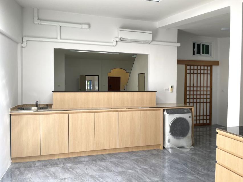 Storey Townhome for Rent in the Heart of Thonglor — Ideal for Living or Home Office | Near BTS Ekkamai | THB 80,000 per Month 3