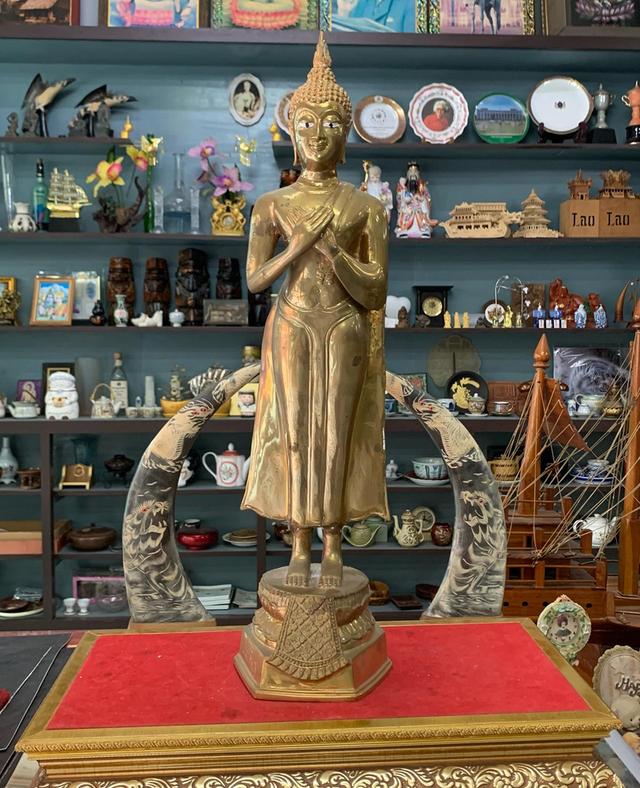 พระพุทธรูป องค์ใหญ่ เนื้อทองเหลือง 3