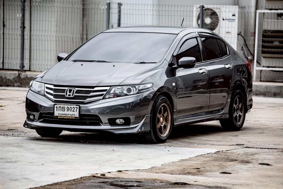 Honda City 1.5 V CNG รุ่นท๊อปสุด ปี 2013 สีเทา เกียร์ออโต้ มือเดียวป้ายแดง