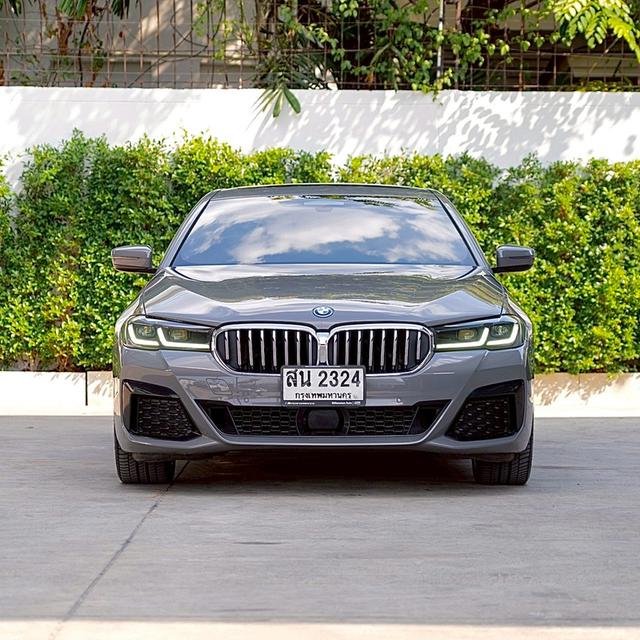 รหัสรถ 12AT2324 BMW 530e 2.0 M Sport ( G30 ) LCI ( CDK ) | ปี : 2022 2