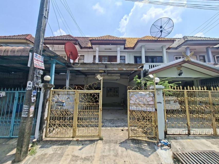 ขายทาวน์เฮ้าส์ ใกล้สนามบินดอนเมือง ทาวน์เฮ้าส์ 2 ชั้น 21 วา 2 ห้องนอน 2 ห้องน้ำ ถนนกำแพงเพชร 6 ซอย 7 แยก 3-4 แขวงทุ่งสองห้อง เขตหลักสี่ ก 1