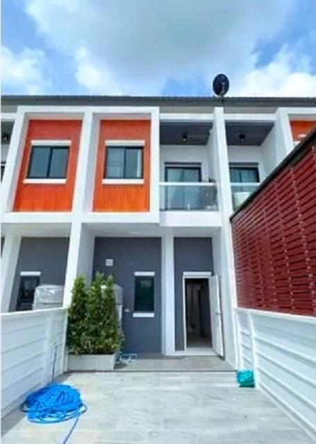 ให้เช่าอาคารพาณิชย์ 2 ชั้น โลตัส นางรอง 4.4 กม. ติดถนนใหญ่ เหมาะกับร้านค้า สำนักงาน คลีนิค 2 นอน 3 น้ำ รพ.นางรอง 2.4 กม.