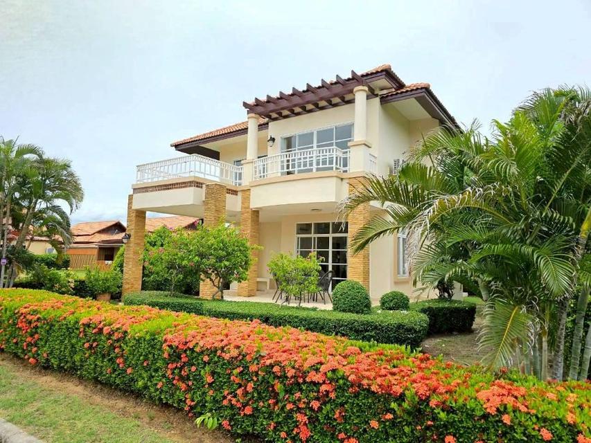 Two-story detached house for sale in Mountain View International Village, Bangsaen. Convenient location, near Burapha University Hospital. 1