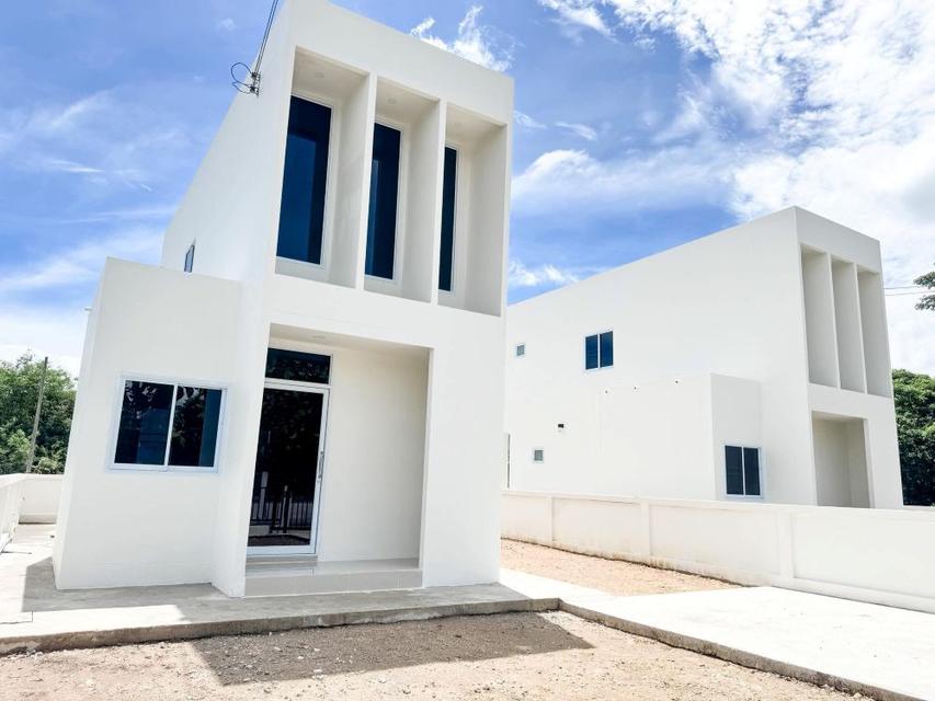 ขายบ้านเดี่ยวหรู 2 ชั้น บ้านศรีย้อย ต้นธง - ลำพูน บ้านใหม่สไตล์โมเดิร์น ของแถมจัดเต็ม ถูกมาก ใกล้ตัวเมืองลำพูน เชื่อมต่อเชียงใหม่ 2