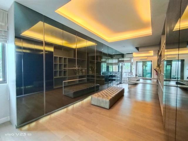 ขายบ้านเดี่ยว 3 ชั้น  Private Nirvana Residence ขนาดที่ดิน 70 ตารางวา พื้นที่ใช้สอย 370 ตารางเมตร หลังมุม ตกแแต่งพร้อมอยู่ 4 ห้องนอน 5 ห้องน้ำ  3