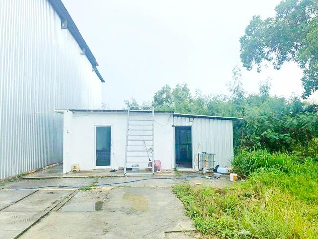 ให้เช่าโรงงาน พร้อมออฟฟิศบางละมุง-ชบุลรี. ขอใบรง.4ได้ ตลาดสดเขาไม้แก้ว 1.4 กม. พื้นที่สีเหลือง 1,800 ตร.ม. รร.นานาชาติรั 8