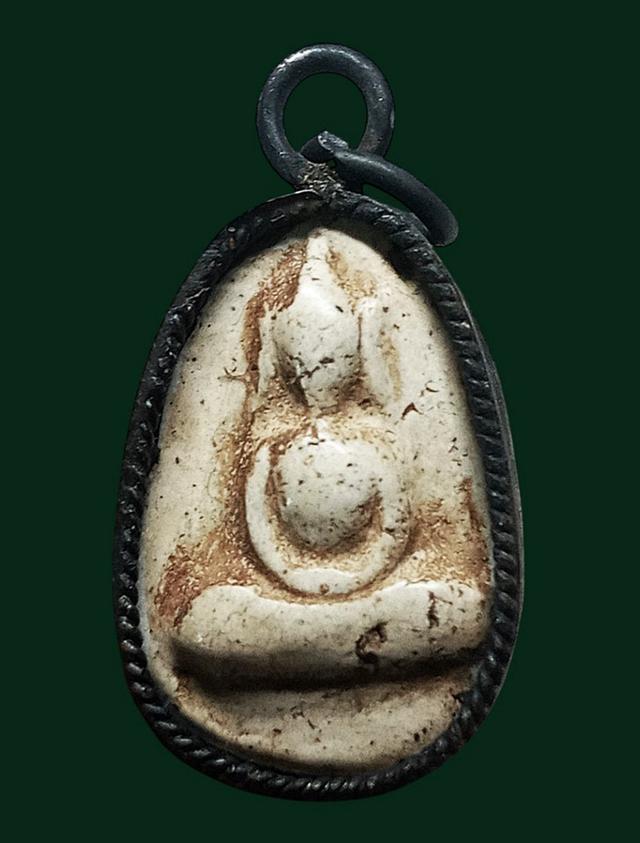 พระเก่าเลี่ยมกรอบเก่าค่ะ