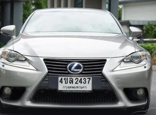 Lexus IS 300h (2013) 6