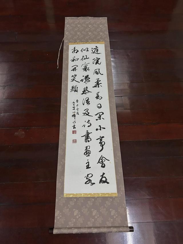 ศิลปะภาพเขียนภาพเขียนภูกันจีนเก่า ขอบผ้าไหม แกนไม้