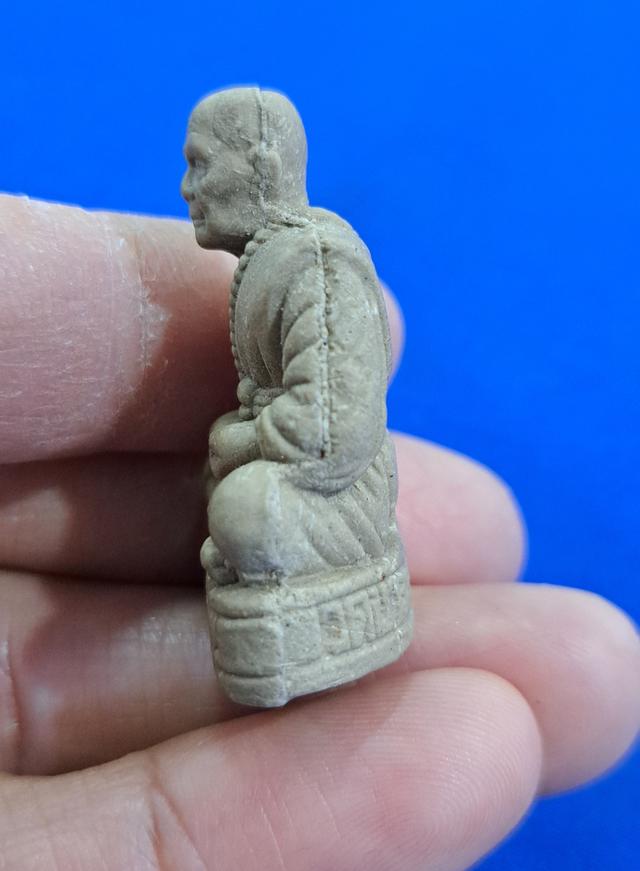 รูปหล่อเนื้อผงลอยองค์ #หลวงปู่หมุน ฐิตสีโล วัดบ้านจาน จังหวัด ศรีสะเกษ รุ่น รวยรุ่งเรือง เนื้อผงพุทธคุณ ปี2546แท้ทันหลวงปู่หมุนปลุกเสกครับ รูปที่ 3