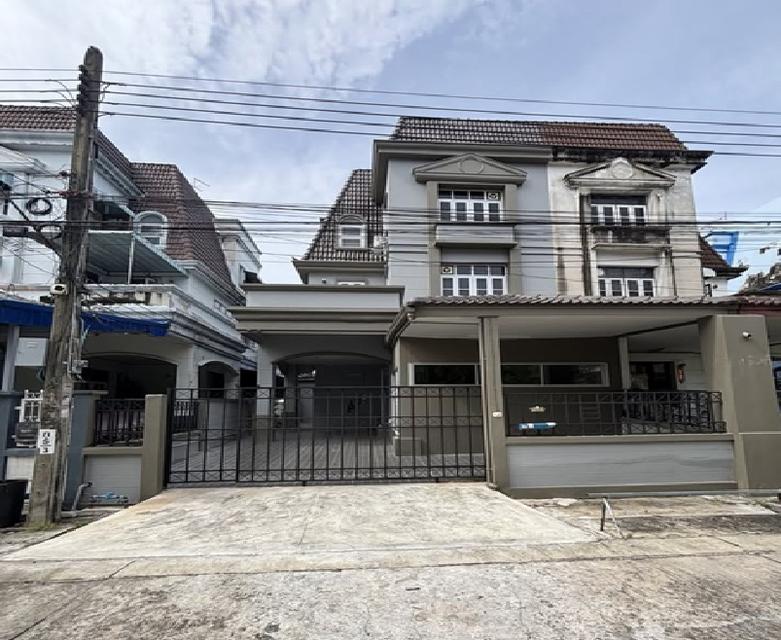 ให้เช่าทาวน์โฮม 3 ชั้น / ทำเลซอยอ่อนนุช 39 / พื้นที่ดิน 40 ตารางวา / พื้นที่ใช้สอยกว่า 250 ตารางเมตร / จอดรถ 2-3 คัน 1