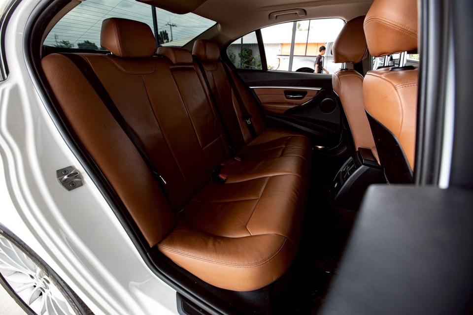 BMW 320i Luxury ปี 2016 12