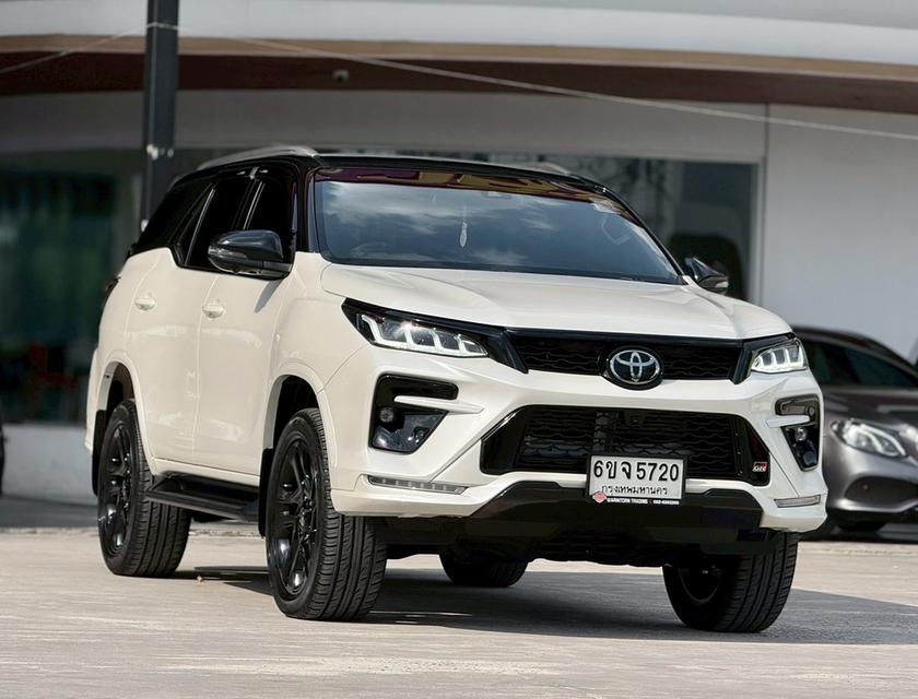 TOYOTA FORTUNER 2.8 GR SPORT 4WD BLACKTOP ปี 2022 โฉม ปี15-ปัจจุบัน สีขาวหลังคาดำ รูปที่ 3
