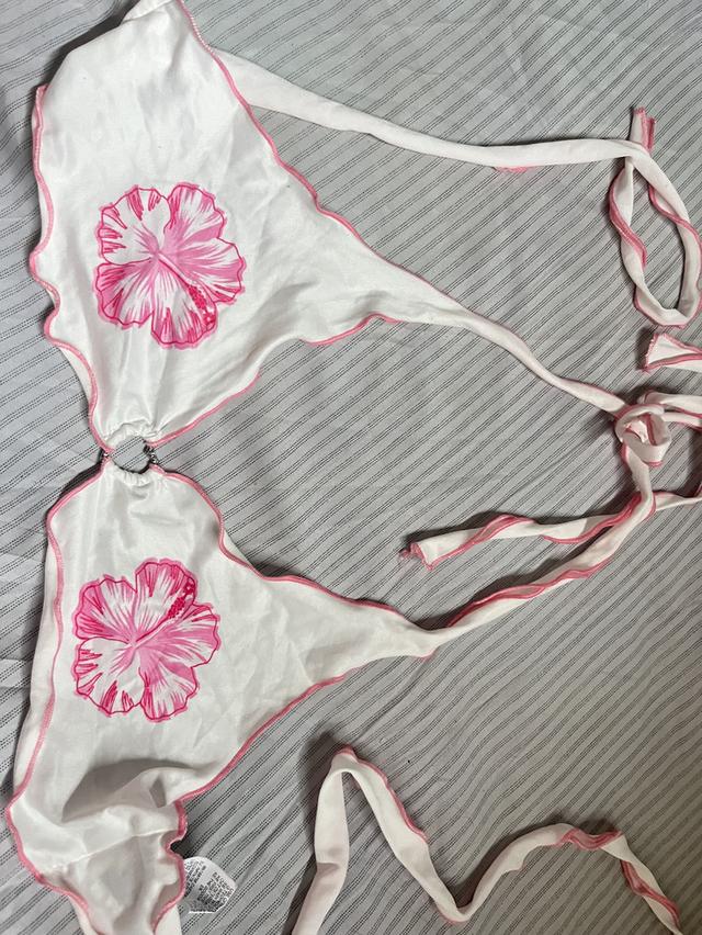 บิกินี่ลายดอกไม้ชมพู