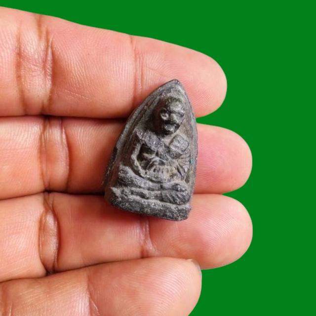 พระรูปเหมือนเตารีดเล็ก เนื้อว่าน หลวงพ่อครน วัดบางแซะ ปี2505