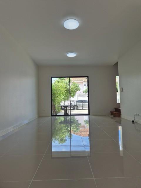 ขายทาวน์เฮาส์ 2 ชั้น รีโนเวทใหม่ พร้อมอยู่ โครงการโมดิวิลล่า บางบัวทอง ใกล้ตลาดสมบัติบุรี 3