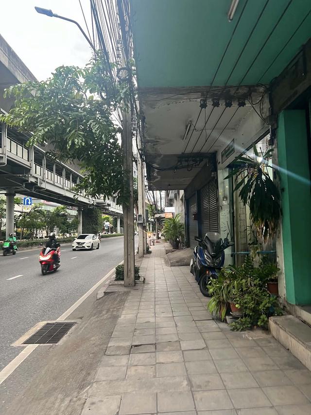 ขายตึกเก่าติดถนนใหญ่  ทำเลทอง แนวติดรถไฟฟ้า สุขุมวิท  Sale shop house at Sukhumvit zone BTS Punawithi 5