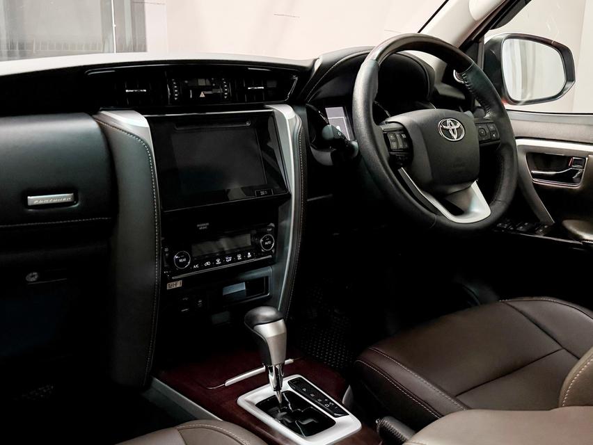 2017 TOYOTA FORTUNER 2.8 V รถมือเดียวออกป้ายแดง รถวิ่งน้อย ประวัติศูนย์ครบ ไม่เคยมีอุบัติเหตุครับ 12
