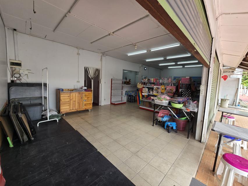 ห้องแถวพร้อมบ้านติดถนน 7