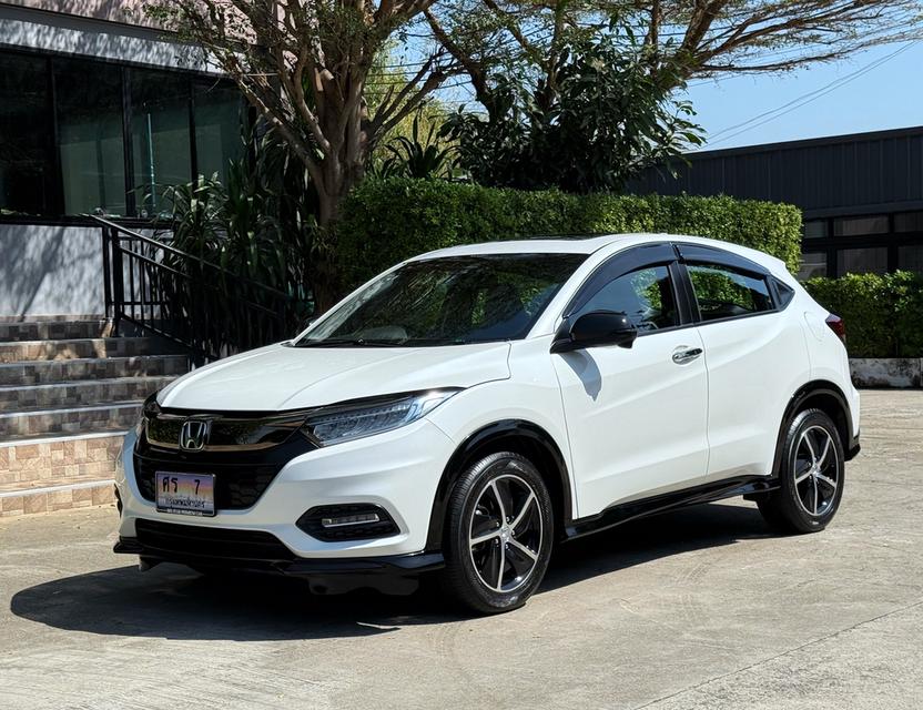 2019 HONDA HRV RS รุ่น TOP รถวิ่งน้อยเพียง 8X,XXX กม รถเข้าเช็คระยะที่ศูนย์ HONDA ตลอด รถไม่เคยมีอุบัติเหตุครับ 4