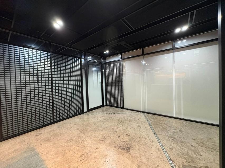 ให้เช่าอาคารสำนักงาน 3 ชั้น / ตกแต่งสไตล์ Modern / ซอยลาซาล บางนา / เข้าซอยไม่ลึก / พื้นที่ใช้สอย 1,067 ตารางเมตร / แอร์ 24 เครื่อง 13