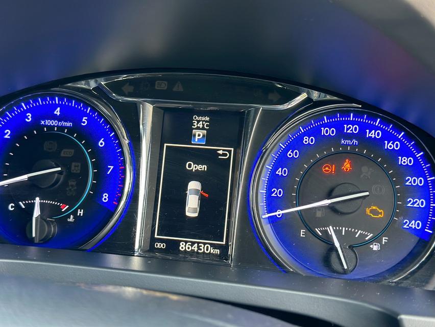 รหัสรถ PEAT4446 Toyota Camry 2.0 G Extremo สีขาวมุก ปี 2017  9