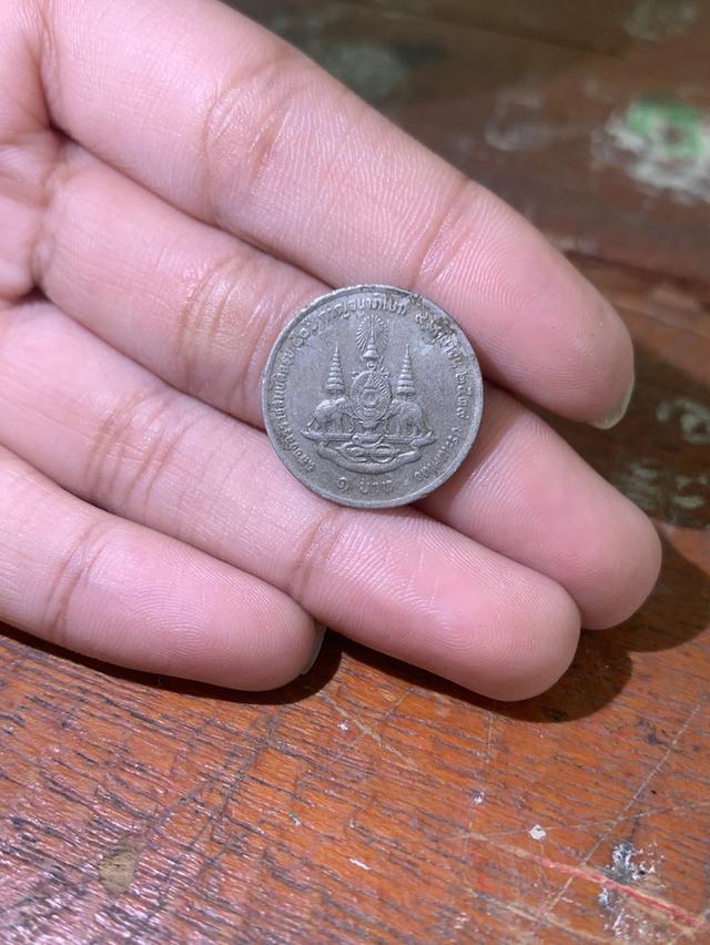 เหรียญ 1 บาท ปี 2539 กาญจนาภิเษก เป็นเหรียญกษาปณ์ที่สร้างขึ้นในวโรกาสฉลองสิริราชสมบัติ ครบ 50 ปีกาญจนาภิเษก รัชกาลที่ 9 รูปที่ 4