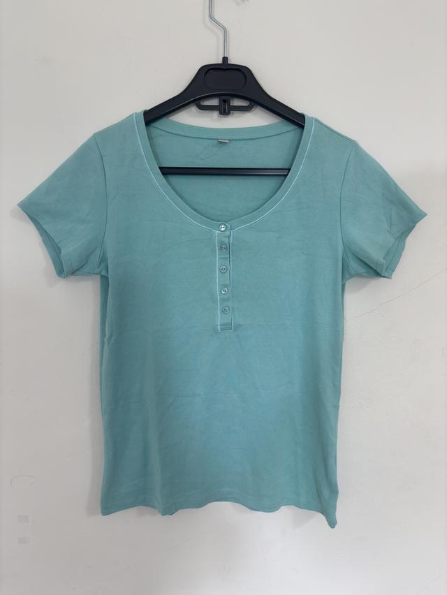 เสื้อยืดคอกลมผู้หญิงสีมิ้นท์ UNIQLO Size L 241-044092มือสองสภาพดีเสื้อยืดทรง Henley ที่มีเอกลักษณ์ตรงกระดุมที่คอเสื้อ