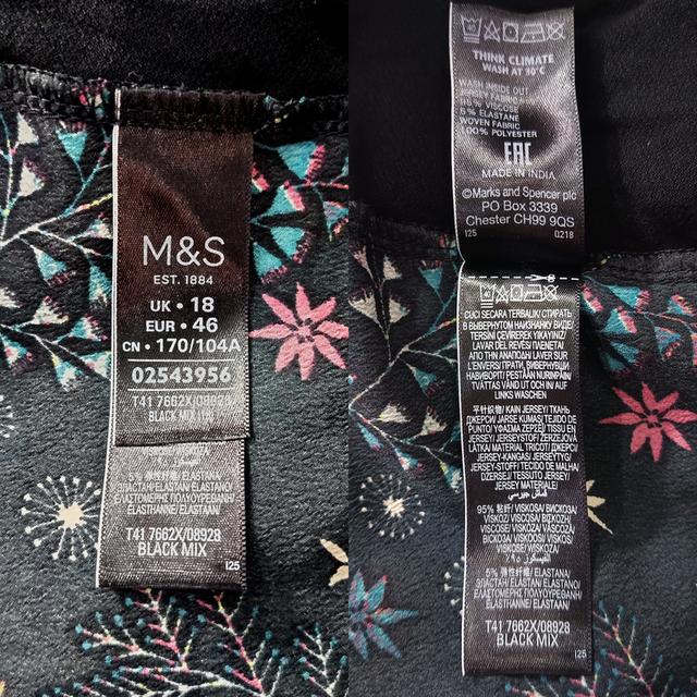 USED Marks & Spencer - Black Floral T-Shirt | เสื้อยืดสีดำ สีเหลือง ลายดอก แขนสั้น คอกลม ทรงใหญ่ สาวอวบ แท้ มือสอง