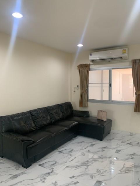 ให้เช่าทาวน์โฮม 3 ชั้น หมู่บ้าน 84 แมนชั่น ถ.ลาดพร้าว แอร์เเฟอร์นิเจอร์ครบ มี4ห้องนอน 3 ห้องน้ำ ราคาเช่าเดือนละ50,000บาท 2