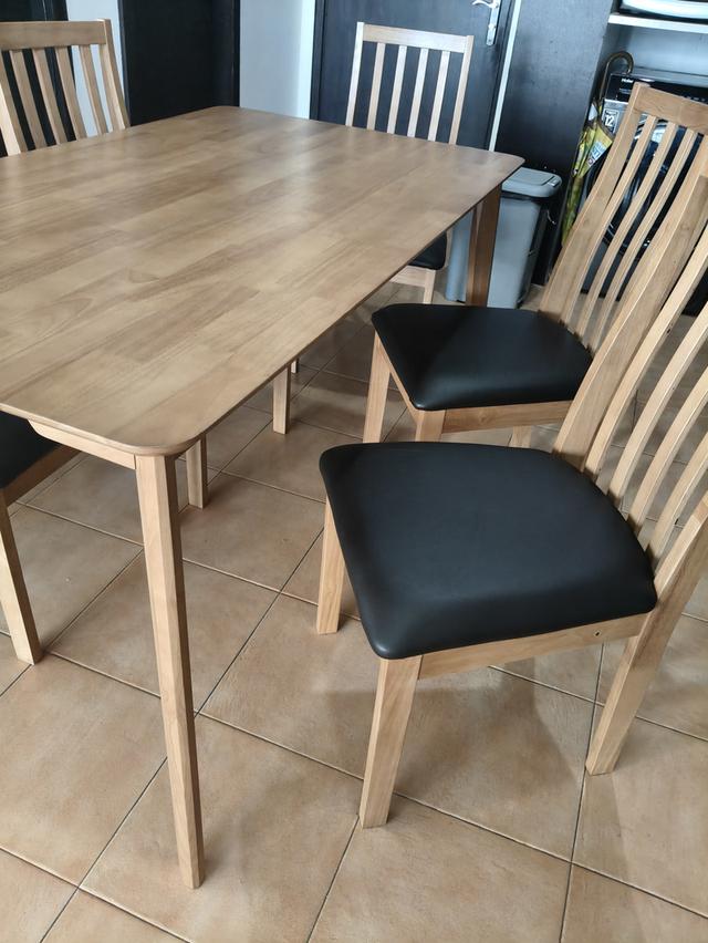 ชุดโต๊ะอาหาร Femmie พร้อมเก้าอี้ 6 ตัว - สีไม้ธรรมชาติ