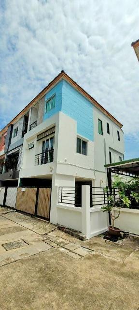 มีสนามหญ้าข้างบ้าน เดอะสตรีท 3กม. MRTสุทธิสาร 1.8 กม. ให้เช่าทาวน์โฮม 3 ชั้นหลังมุม ถ.รัชดา 22ตร.วา.242ตร.ม.นานาชาติ KIS 4