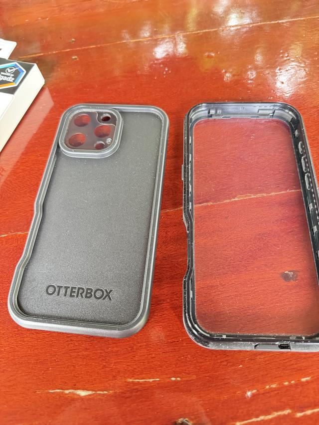 otterbox  iphone 16 pm 5