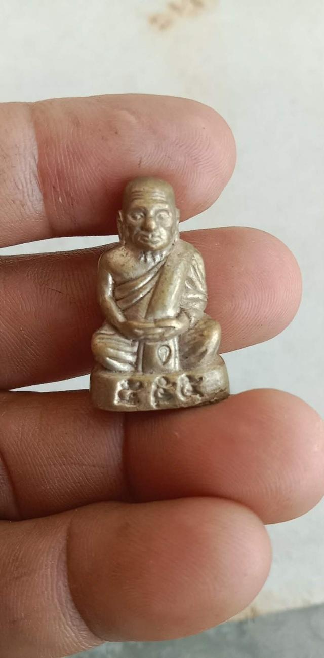 แตงไทยรูปหล่อหลวงพ่อเงินวัดบางคลาน