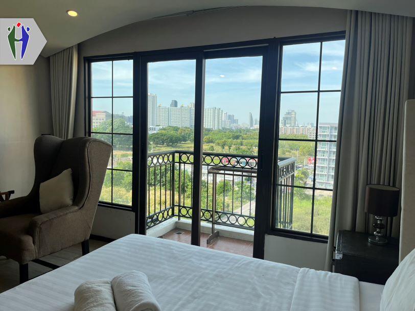 คอนโดให้เช่า เวเนเชี่ยน ใกล้หาดจอมเทียน •	ขนาด 23 ตารางเมตร สตูดิโอ •	เครื่องปรับอากาศ, ตู้เย็น,ไม่มีเตาไฟฟ้า •	ระเบียงวิวสระว่ายน้ำพร้อมเฟอร์นิเจอร์ค 1